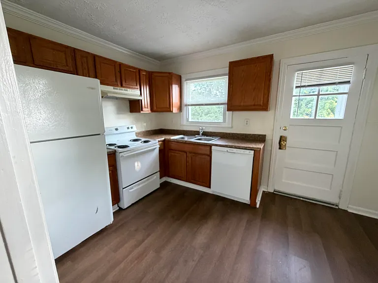 203 W Elm St — Photo 9