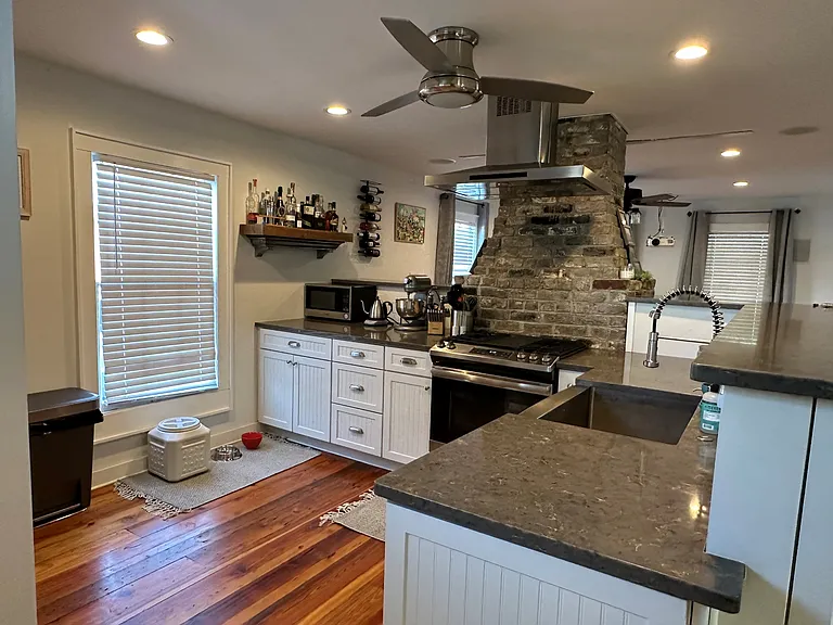 402 Queen St — Photo 5