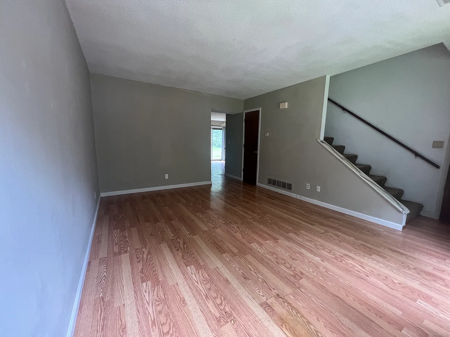 3 bed, 900 sqft, $1,400 — Photo 2