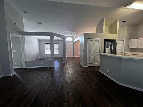 4th image of 1049 SW Romaine Ln