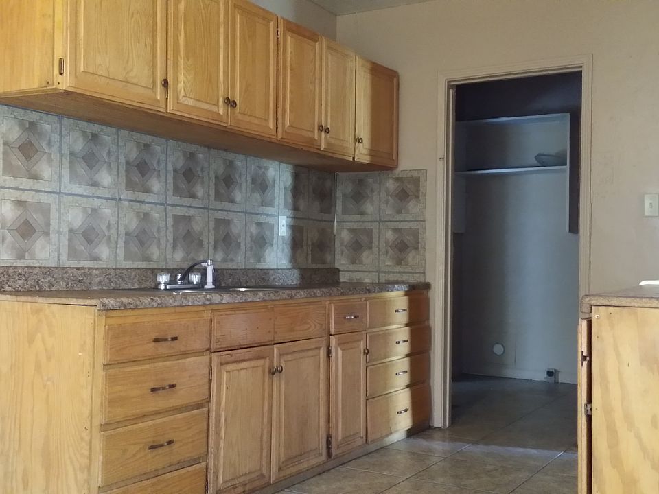 2nd image of 909 Dorian Dr