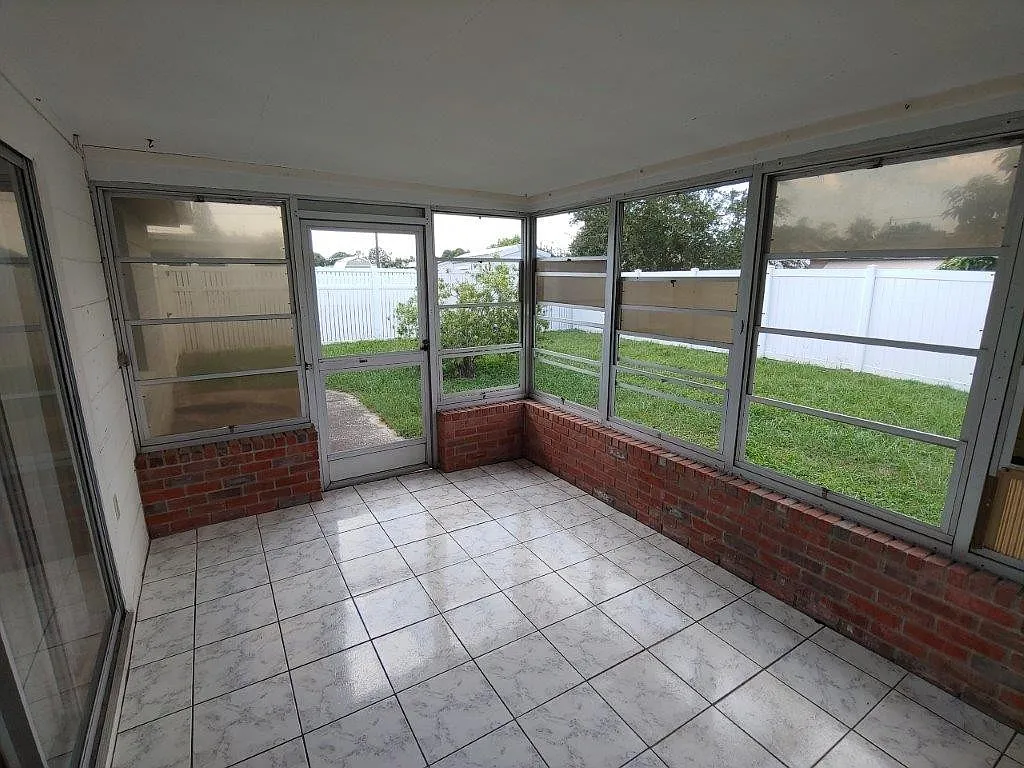 Beautiful 2/2 Open Floorplan, Fenced Yard And An Enclosed Lanai!! — Photo 4