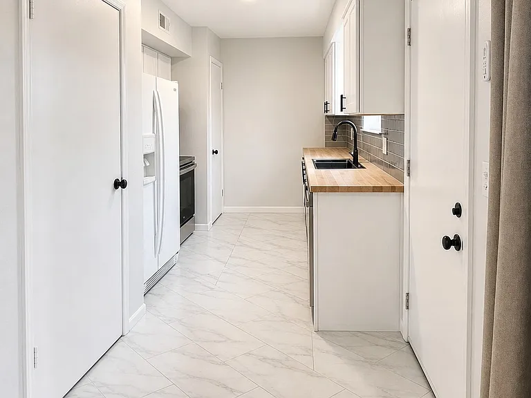 323 Towne House Ln — Photo 9