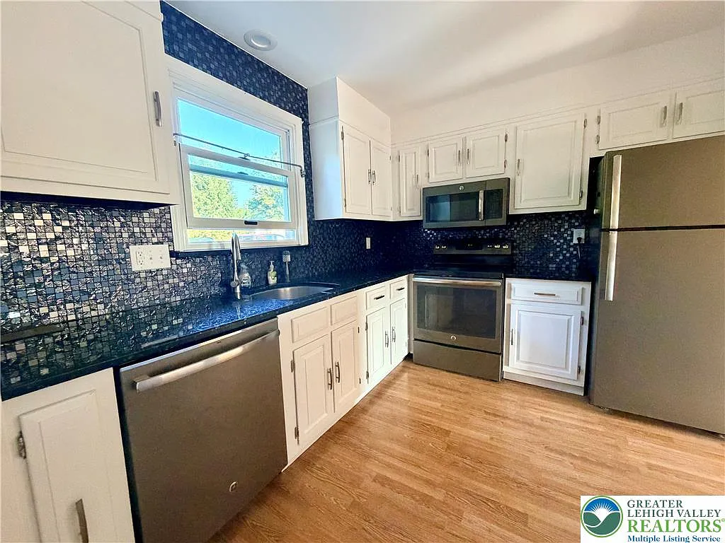 3 bed, 2.5 bath, 1685 sqft, $2,300 — Photo 2