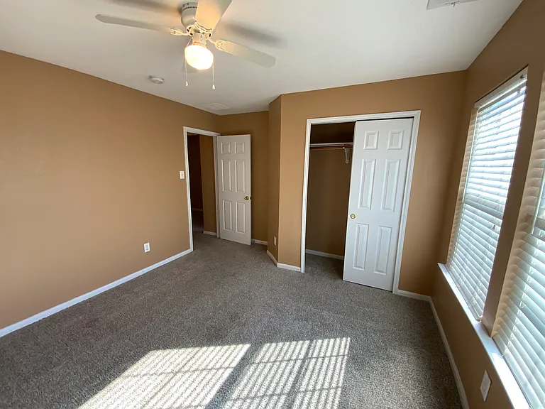 1120 Ascot St — Photo 4