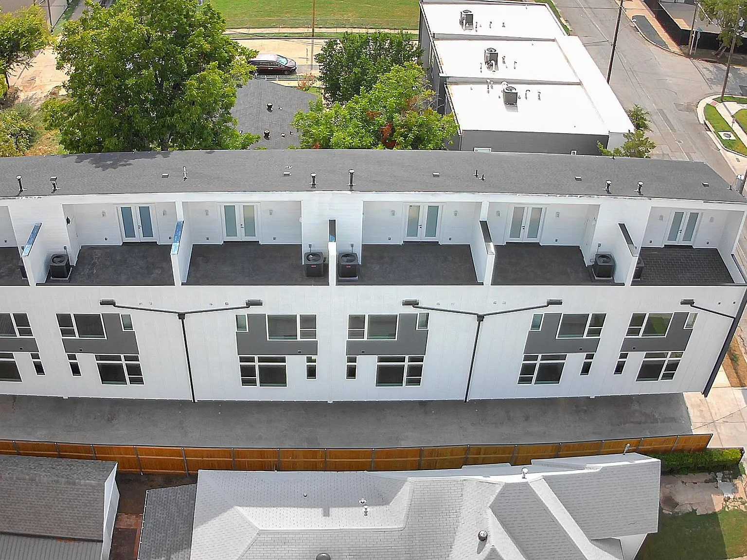 4210 Roseland Ave — Photo 3