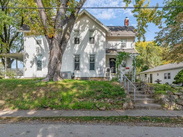 504 N 4th St, Savanna, IL 61074
