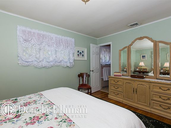 4th image of 263 Bayport Ave