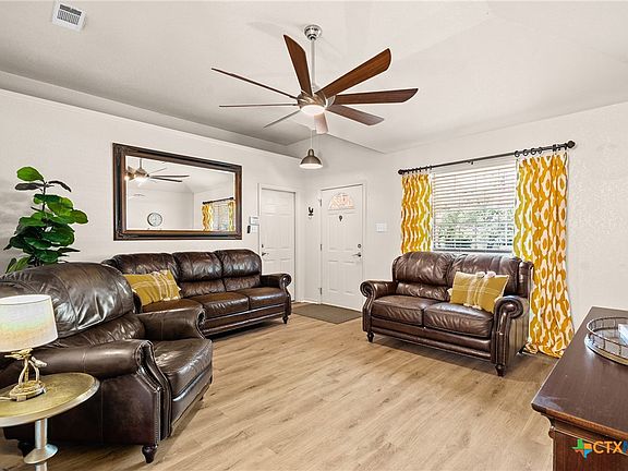 3rd image of 8 Hawthorn Ct