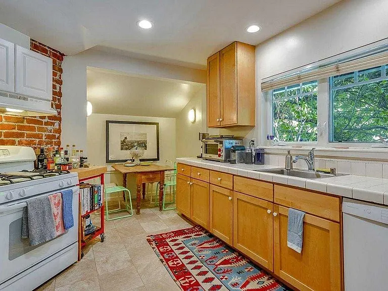 33 Redwood Ave — Photo 3