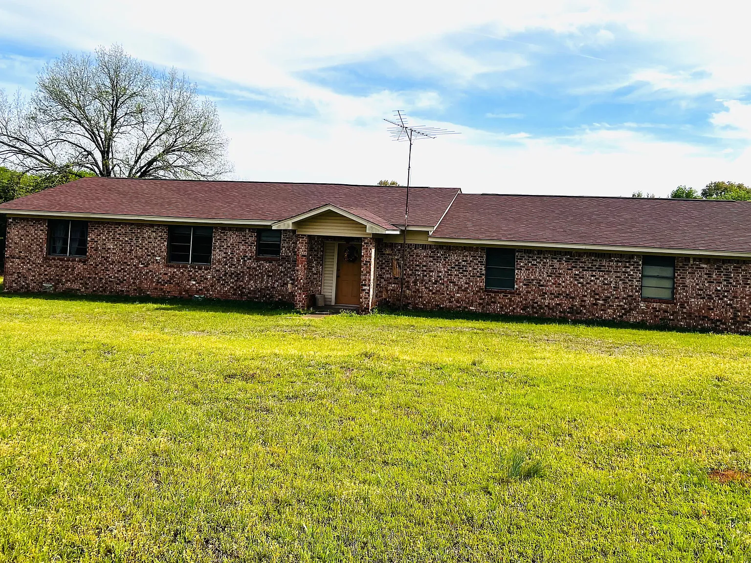 4 bed, 2.0 bath, 2428 sqft, $2,000 — Photo 1