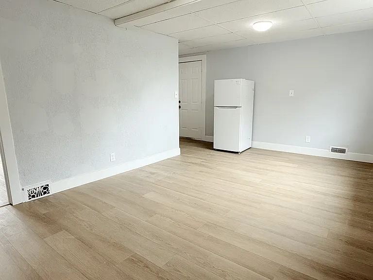 1011 Albert Rd #4 — Photo 2