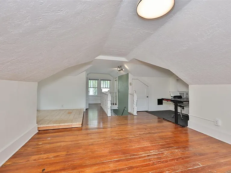 340 Moffett Ct N — Photo 8