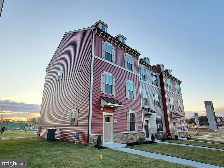 304 Faversham Pl — Photo 2
