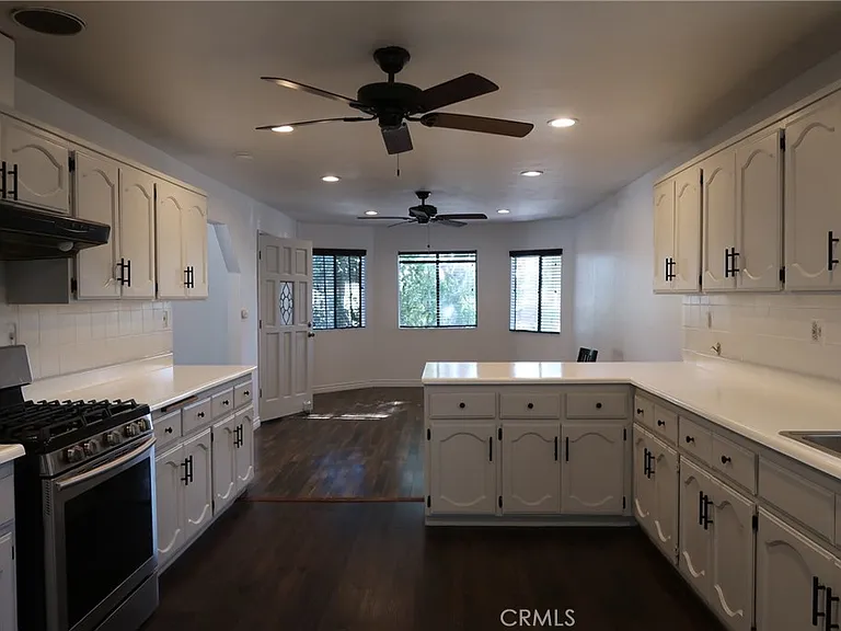 455 Nassau Ave — Photo 4