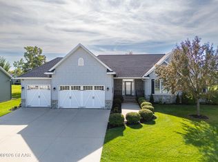 1482 Robert Cir, Grand Forks, ND 58201
