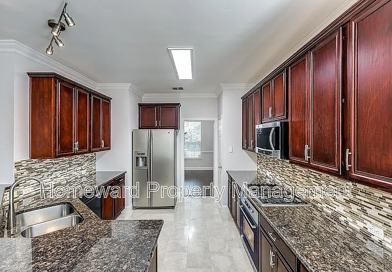 7526 Greenvalley Ln — Photo 10