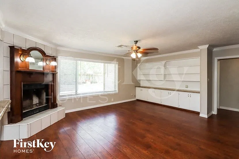 4 bed, 2.0 bath, 2313 sqft, $2,335 — Photo 3