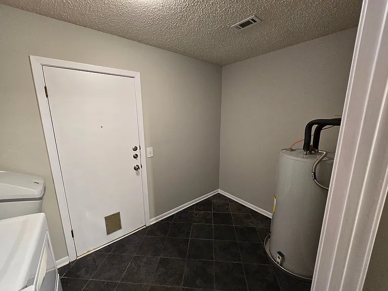 402 Greenwood Dr — Photo 7