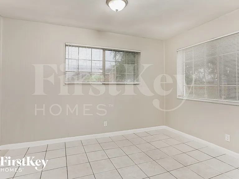 2322 N 28th Ave — Photo 12