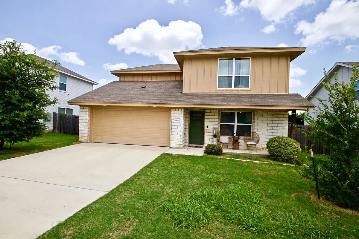 4 bed, 2.5 bath, 2420 sqft, $2,300 — Photo 1
