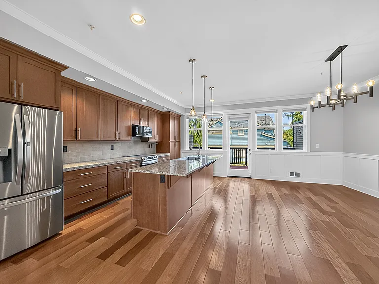 1078 NE High St — Photo 2