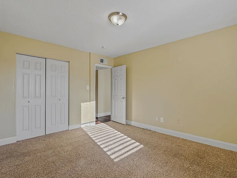 5th Avenue Apartments — Photo 33