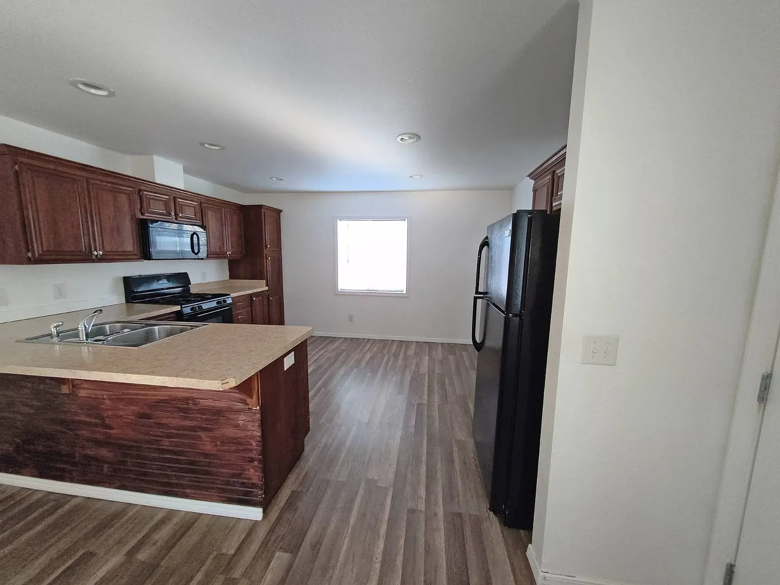 2 bed, 1.0 bath, 725 sqft, $1,295 — Photo 3