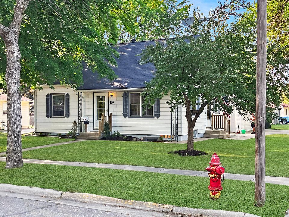 1st image of 819 Olena Ave SE