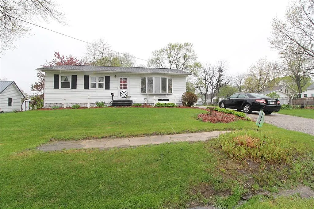 300 Trader St photo 1