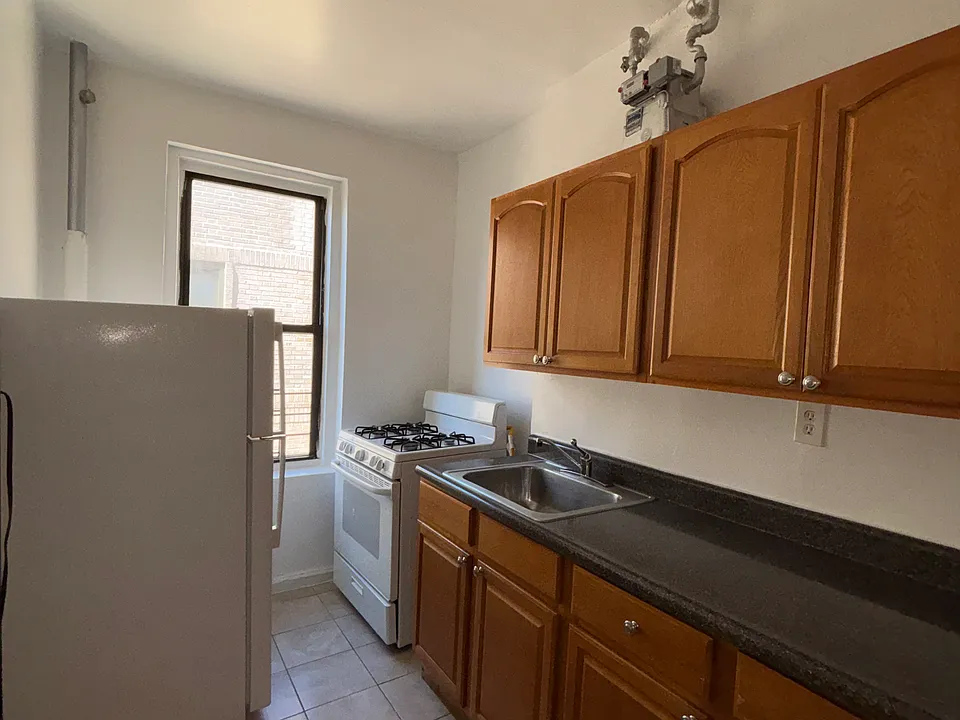 181 E 206th St #4F