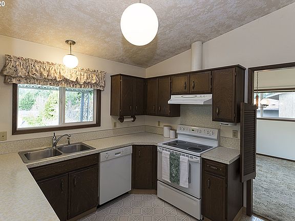 3rd image of 736 SE 21st Ct