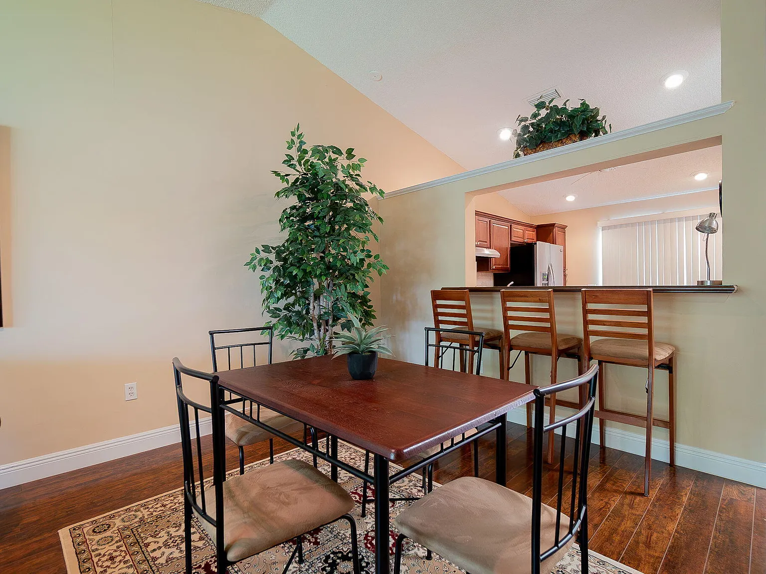 3 bed, 2.0 bath, 1300 sqft, $2,600 — Photo 4