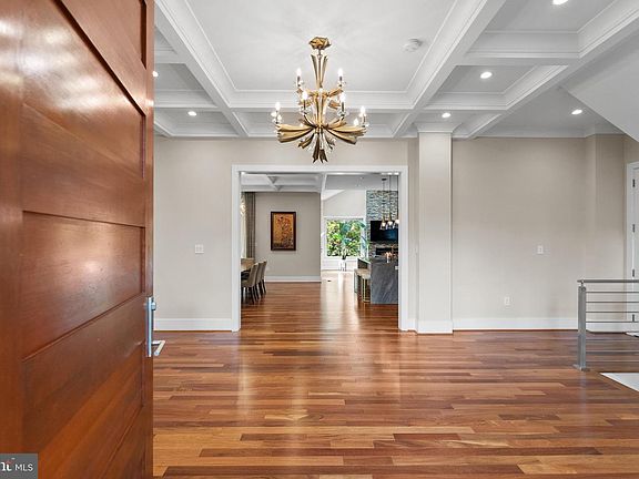 3rd image of 5152 Linnean Ter NW