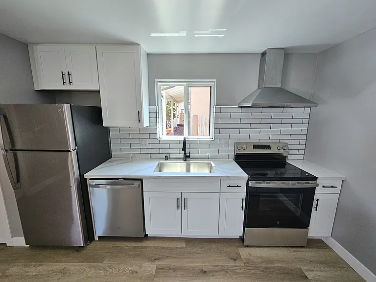 Subway tiling backsplash.