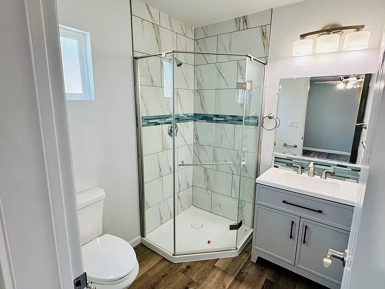Dakota Castle Luxury Apartments — Photo 11