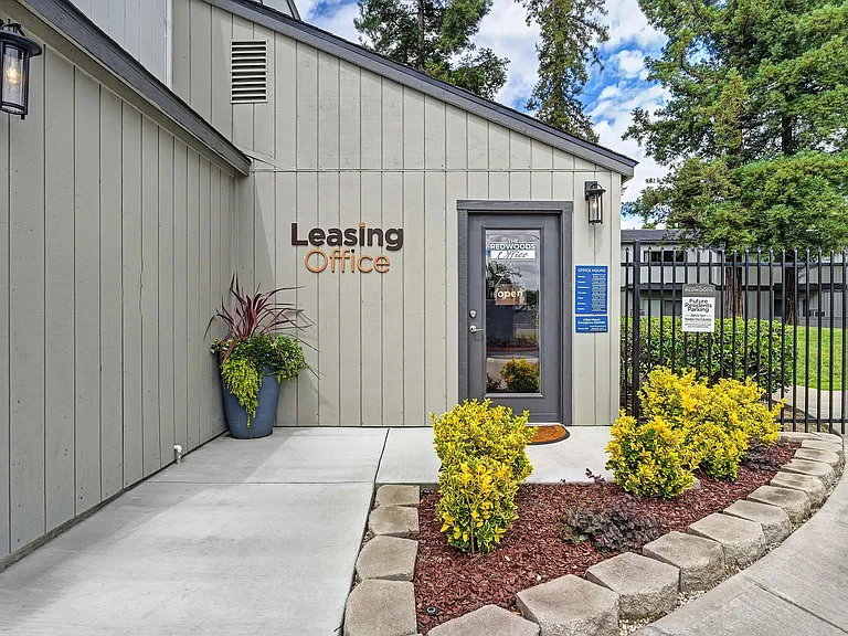 The Redwoods Apartments — Photo 31