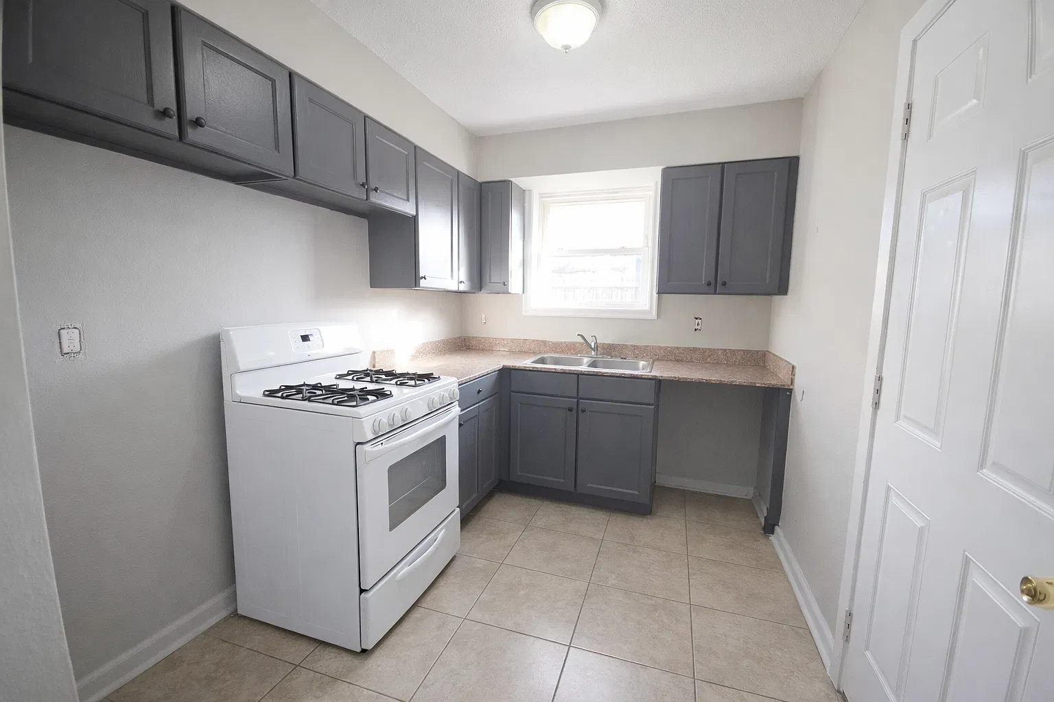 3 bed, $1,400 — Photo 4