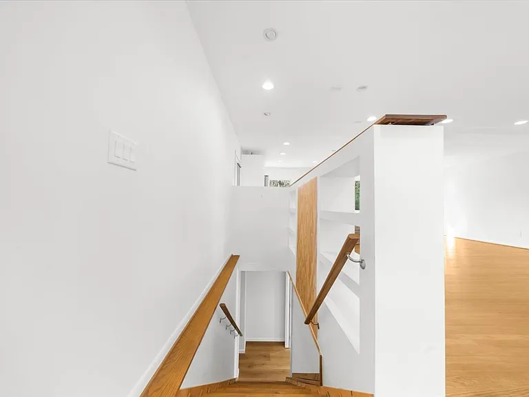 2420 Cove Cir — Photo 36