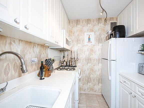 4th image of 2025 Broadway APT 15K