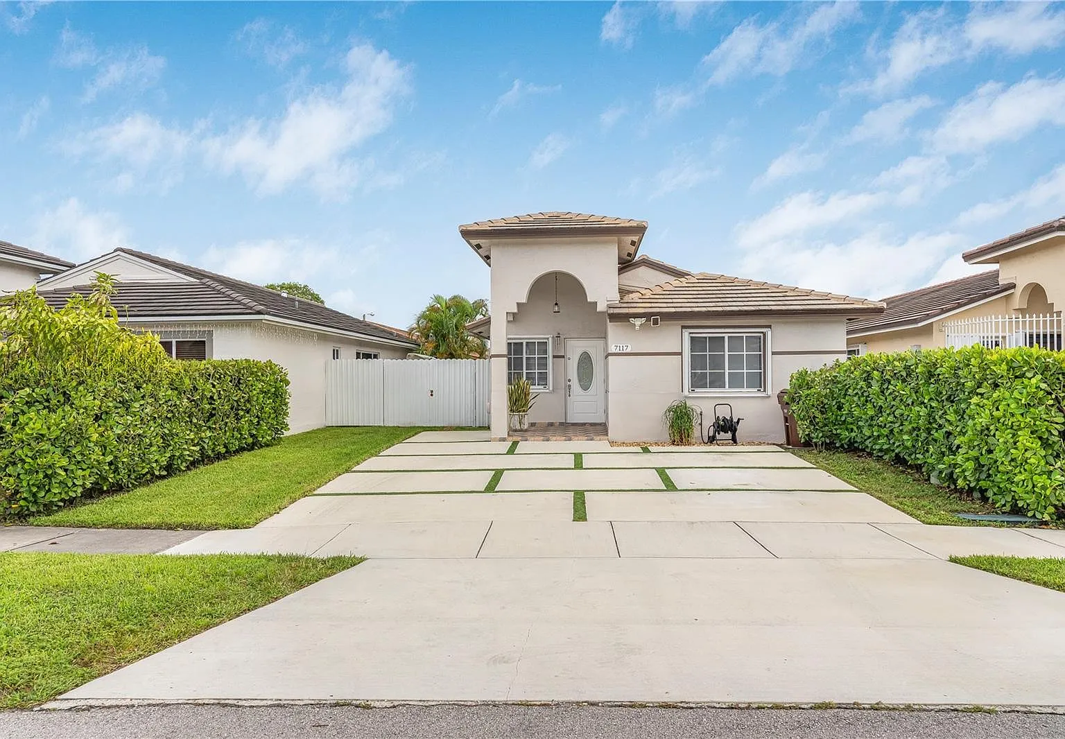 3 bed, 2.0 bath, 1450 sqft, $3,400 — Photo 2