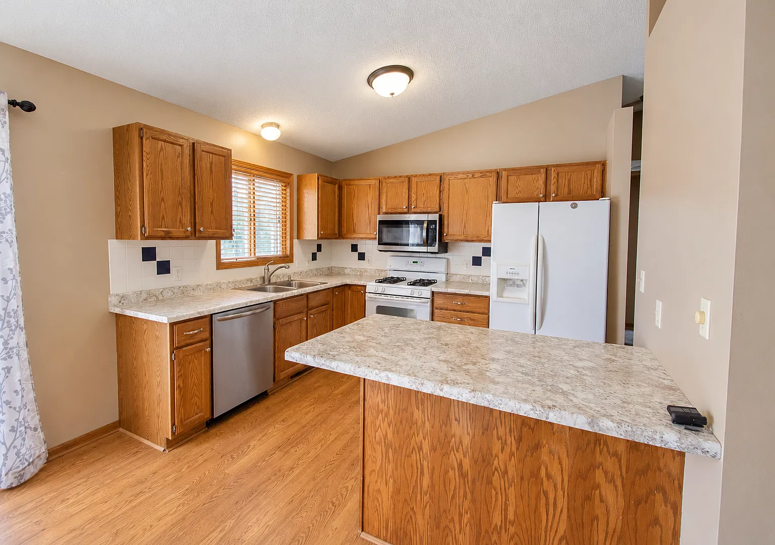 4 Beds + Finished Lower Level in Convenient NW Location — Photo 2