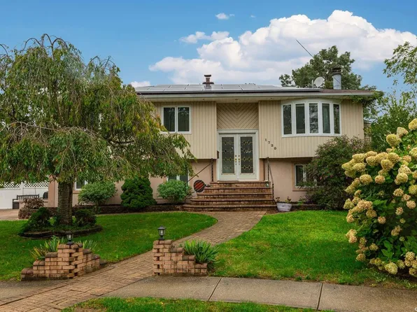 1720 Alto Street, West Babylon, NY 11704