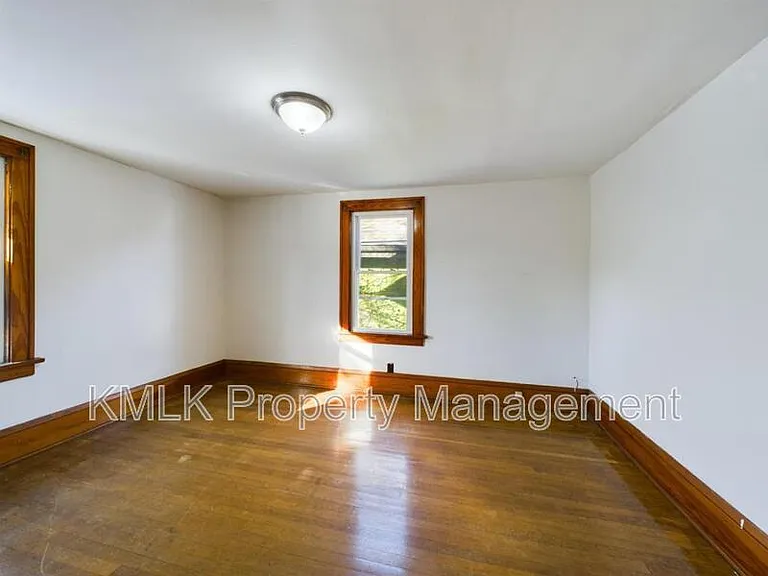 524 Allyn St — Photo 33