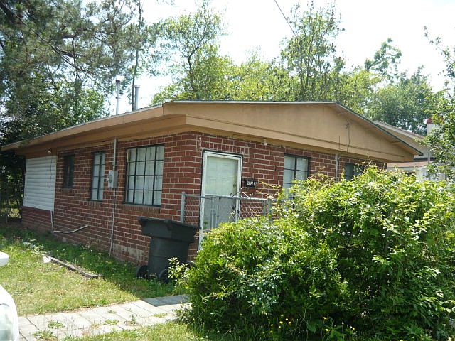 2nd image of 934 Baker Ave