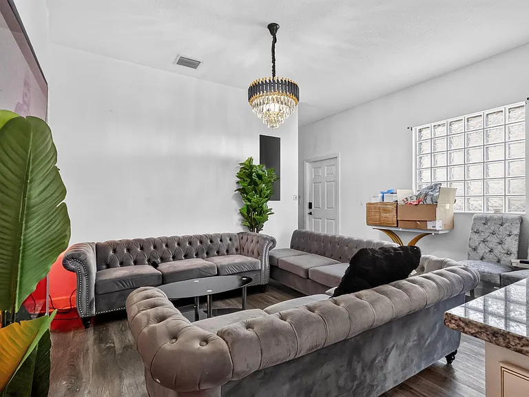 609 N F St — Photo 4