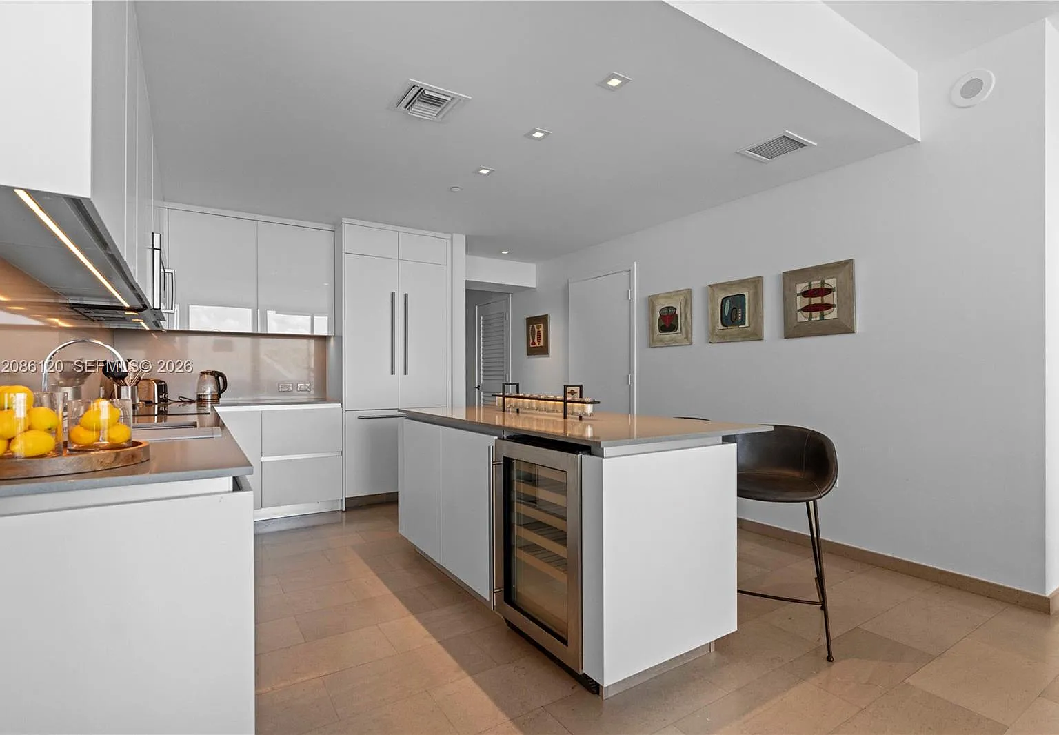 Rise Condo — Photo 3