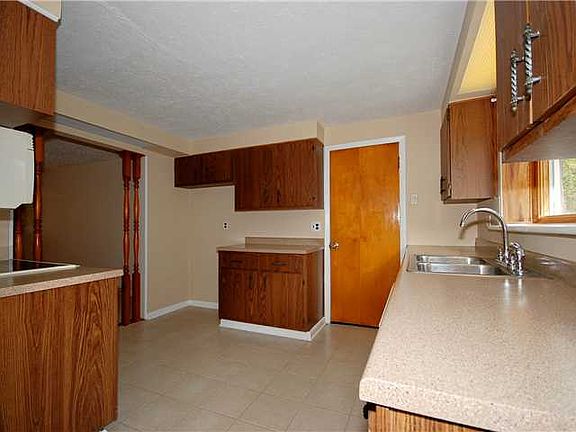 4th image of 19 Bellingham Dr