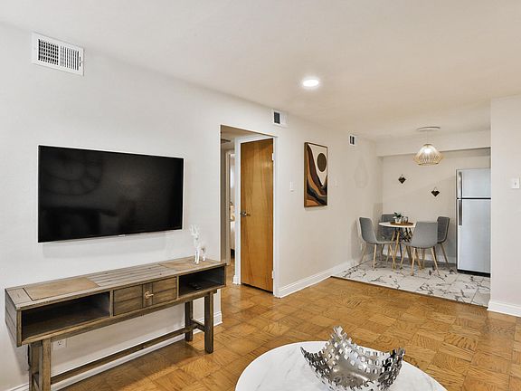 4th image of 7055 Hampton Ave #101
