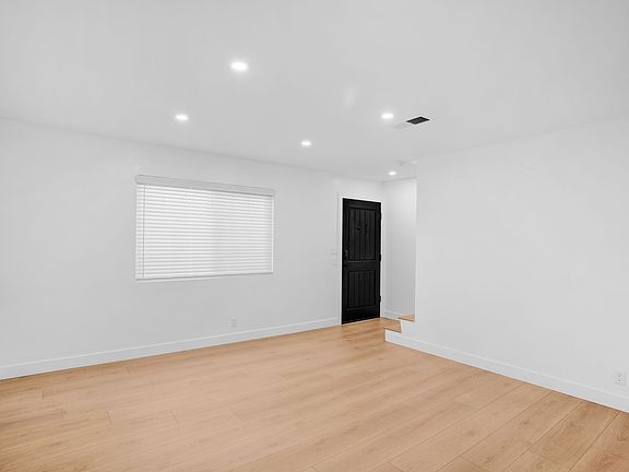 4th image of 124-126 S Marengo Ave #1